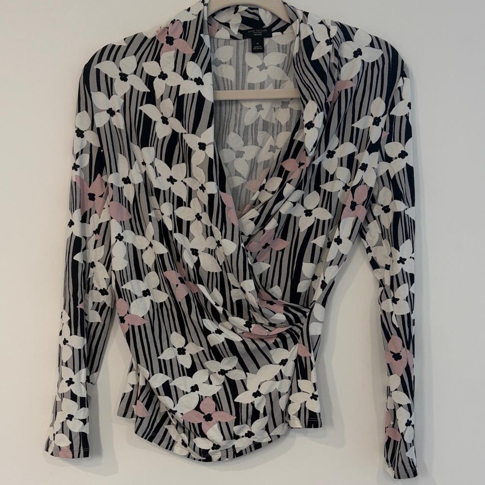 ANN TAYLOR - SP Black & White Floral Stripe Wrap Top with Pink Accents